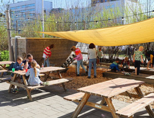 Watertuin van Ontdekstation. Waar kinderen en volwassenen met water spelen.